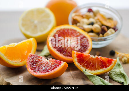 Fette di arance sul tavolo di legno. Citrus sinensis orange,limone e i dadi, Foto Stock