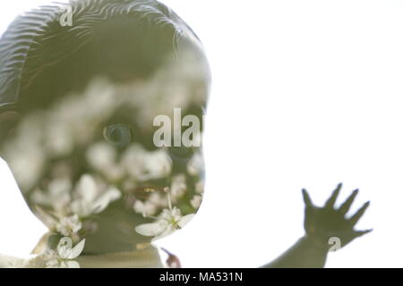Testa di bambole con fiori e piante in doppia esposizione Foto Stock