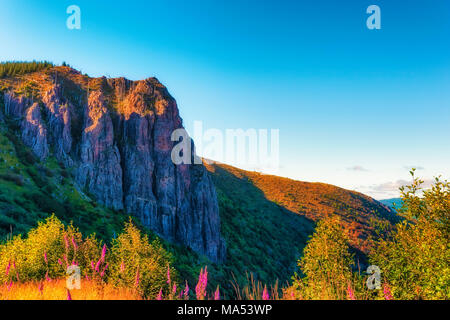 Sole di mattina aggiunge il calore a questo tipo di vista del castello di Ridge, vicino a Mt. Sant Helens, la Gifford Pinchot National Forest nello Stato di Washington. Foto Stock