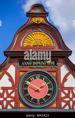 Frontone di clock di Nuovo Municipio di Limburg an der Lahn, Germania, architettura dalla fine dello storicismo ser Foto Stock
