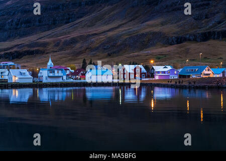 Sera impressione nel Seydisfjördur, Est Islanda Foto Stock