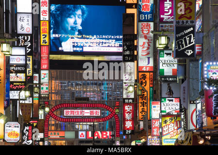 Asia, Giappone, Nihon, Nippon, Tokyo, insegne al neon e pubblicità in Shinjuku Foto Stock