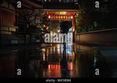 Asia, Giappone, Nihon, Nippon, Tokyo, Taito, Asakusa, persone con ombrello passeggiate sotto la pioggia Foto Stock