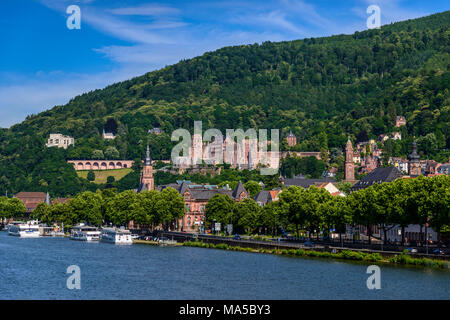 Germania, Baden-Württemberg, Odenwald, Heidelberg, città vecchia con il castello, vista da Theodor-Heuss-Brücke Foto Stock