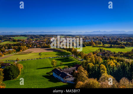 In Germania, in Baviera, Baviera, Ebersberg, vista la città con il panorama delle Alpi, vista dalla torre di vedetta della Ludwigshöhe Foto Stock