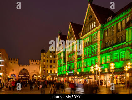 In Germania, in Baviera, Baviera, Monaco di Baviera, Neuhauser Strasse, Karlstor e Karstadt Oberpollinger Foto Stock