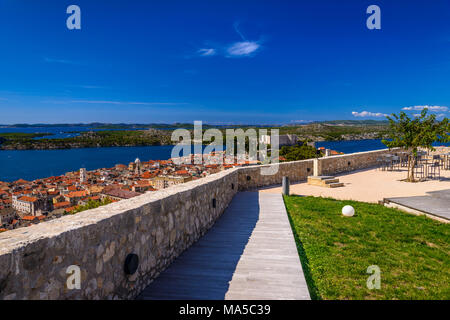 Croazia, Dalmazia, Sibenik, città vecchia con Michele Sveti fortezza, vista dalla fortezza Subicevac Barone Foto Stock