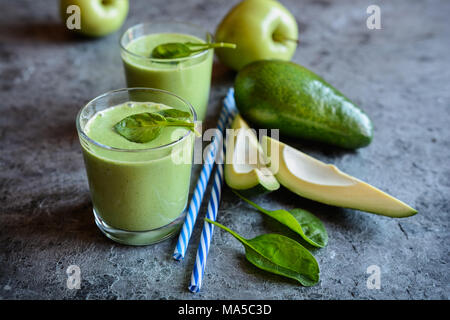 Un sano di avocado, spinaci e frullato di apple in vasetti di vetro Foto Stock