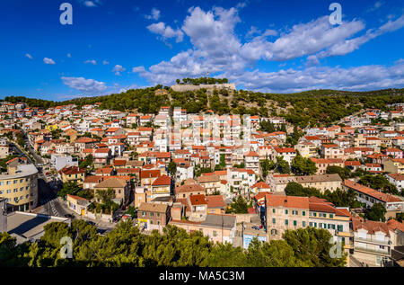 Croazia, Dalmazia, Sibenik, città vecchia con la fortezza di Sveti Ivan, vista da Michele Sveti fortezza Foto Stock