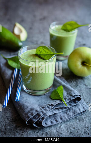 Un sano di avocado, spinaci e frullato di apple in vasetti di vetro Foto Stock