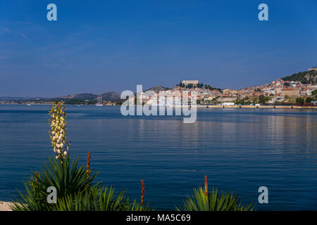 Croazia, Dalmazia, Sibenik, fiume Krka, vista città, vista da Mandalina Foto Stock