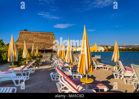 Croazia, Dalmazia, Sibenik, Solaris Beach Resort, Solaris Family spiaggia con ristorante Mediterraneo SteakHouse Foto Stock