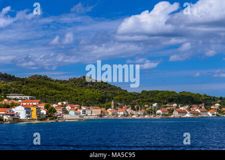 Croazia, Dalmazia, arcipelago di Zadar, isola di Ugljan, Preko, vista dalla città, vista dal traghetto Foto Stock