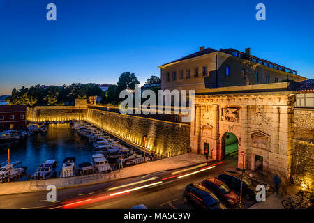Croazia, Dalmazia, Zadar, porto di pescatori Fosa, mura e Kopnena vrata / Seaward Gate con Leone di San Marco Foto Stock