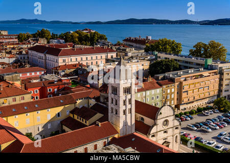 Croazia, Dalmazia, Zara, vista città vecchia con la chiesa Sveta Marije dal campanile della cattedrale Sveta Stosija Foto Stock