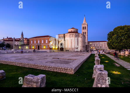 Croazia, Dalmazia, Zara, Zeleni Trg city square, Foro Romano con colonne corinzie, Sant Elia è la Chiesa, chiesa rotonda Sveti Donat e la torre campanaria del Duomo Sveta Stosija Foto Stock