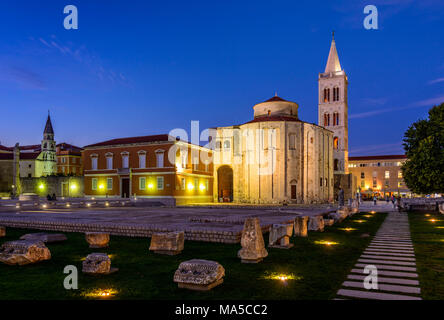 Croazia, Dalmazia, Zara, Zeleni Trg city square, Foro Romano con colonne corinzie, Sant Elia è la Chiesa, chiesa rotonda Sveti Donat e la torre campanaria del Duomo Sveta Stosija Foto Stock