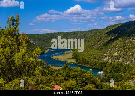 Croazia, Dalmazia, Regione di Sebenico, Parco Nazionale di Krka, Lozovac, vista del fiume Krka a Skradinski buk Foto Stock