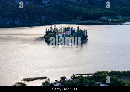 Croazia, Dalmazia, Regione di Sebenico, Parco Nazionale di Krka, Lago di Visovac, Monastero Isola Visovac, Visovac monastero, Foto Stock