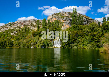 Croazia, Dalmazia, Regione di Sebenico, Parco Nazionale di Krka, Roski slap, lago di Visovac, cascata Foto Stock