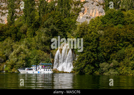 Croazia, Dalmazia, Regione di Sebenico, Parco Nazionale di Krka, Roski slap, lago di Visovac, cascata Foto Stock