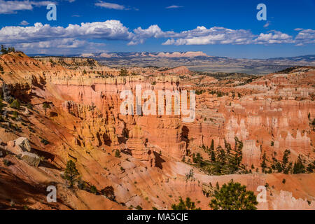 Stati Uniti d'America, Utah, Garfield County, Parco Nazionale di Bryce Canyon, anfiteatro verso Escalante Montagne, Vista da Rim Trail tra il tramonto e l'alba punto Foto Stock