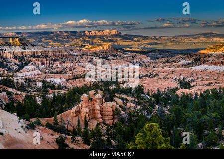 Stati Uniti d'America, Utah, Garfield County, Parco Nazionale di Bryce Canyon, Sunrise, il punto di vista di Escalante Montagne Foto Stock