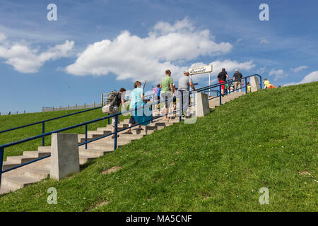 Scale sulla diga, i turisti sulla loro strada per la spiaggia di Burhave, Butjadingen, comune nel distretto amministrativo di Wesermarsch, Foto Stock