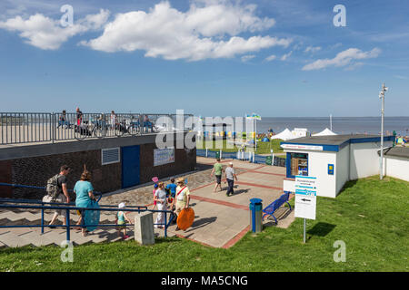 Scale sulla diga, i turisti sulla loro strada per la spiaggia di Burhave, Butjadingen, comune nel distretto amministrativo di Wesermarsch, Foto Stock