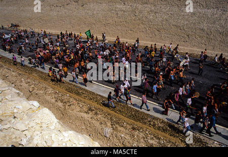 I manifestanti a piedi lungo un tratto della M3 Estensione, Twyford Down, Winchester, Hampshire, Inghilterra, Regno Unito. Foto Stock