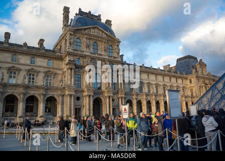 I turisti di accodamento, museo del Louvre, Parigi, Francia Foto Stock