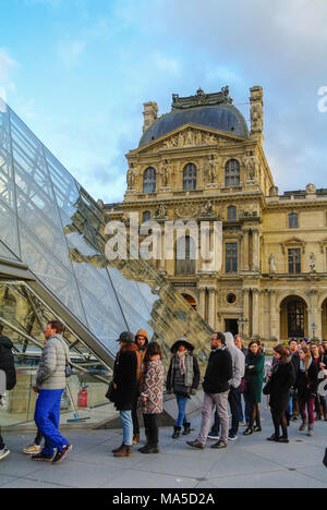 I turisti di accodamento, museo del Louvre, Parigi, Francia Foto Stock