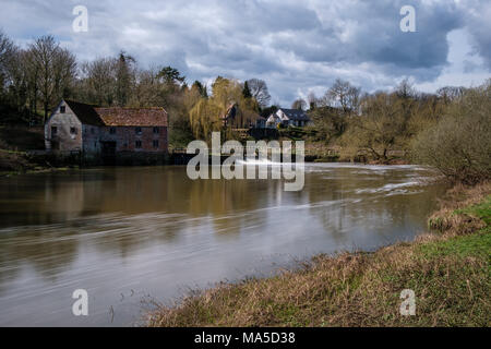 Sturminster Newton Mill in piedi dal fiume Stour Foto Stock