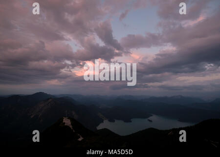 Vista dalla Herzogstand al Lago Walchensee, atmosfera serale, montagne di Walchensee, Prealpi bavaresi, Baviera, Germania Foto Stock