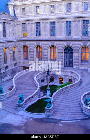 La scala, il museo del Louvre, Parigi, Francia Foto Stock