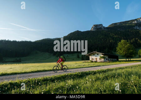 Mountain bike in scena la Längental, vicino Leggries (comune), Alpi Bavaresi, Baviera, Germania Foto Stock