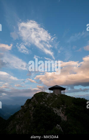 Padiglione sul vertice di Herzogstand, montagne di Walchensee, Prealpi bavaresi, Baviera, Germania Foto Stock