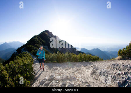 Escursionismo scena a Herzogstand, montagne di Walchensee, Prealpi bavaresi, Baviera, Germania Foto Stock