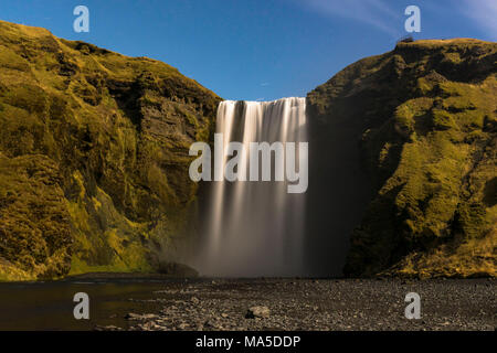 L'Europa, Nord Europa, Islanda, Skógar, Skógafoss di notte Foto Stock