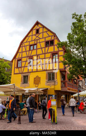 Metà storico-case con travi di legno, Colmar, Alsazia, Francia, Europa Foto Stock