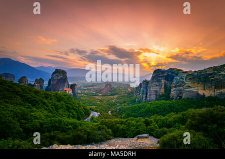 Vista di Meteora Monastero, Grecia. Formazioni geologiche di grandi rocce con monasteri sulla sommità di essi. Foto Stock