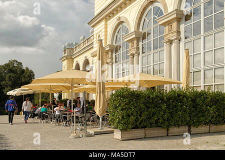 Cafe Cafe su la Gloriette nel giardino del Palazzo di Schönbrunn Palace, Vienna, Austria Foto Stock