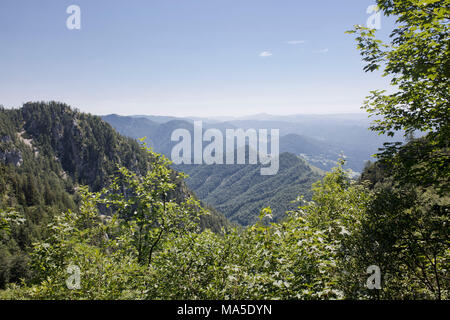 Vista da un sentiero escursionistico in Krvavec sulle montagne circostanti, Slovenia Foto Stock