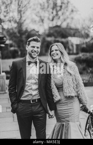 Coppia di sposi camminare mano nella mano, Foto Stock