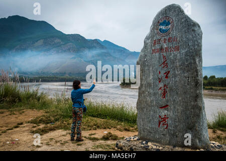 Tourist alla prima curva del fiume Yangtze a Shigu, Lijiang, nella provincia dello Yunnan in Cina, Asia, Asia, Asia orientale, Estremo Oriente Foto Stock