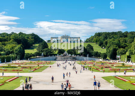 Vienna, Austria, l'Europa. La fontana del Nettuno e la Gloriette nei giardini del Palazzo di Schönbrunn. Foto Stock