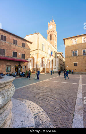 Pienza, Val d'Orcia,Siena district, Toscana, Italia,l'Europa. L'albero di Piazza Pio II Foto Stock