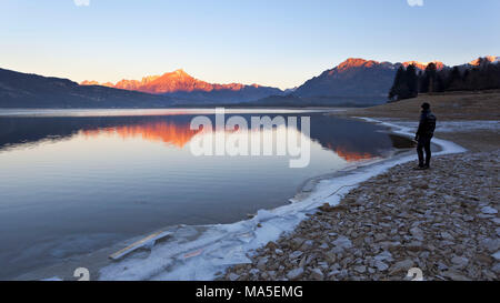 Alba a Santa Croce Lago, Alpago Belluno Prealpi, Farra d'Alpago, provincia di Belluno, Veneto, Italia. Foto Stock