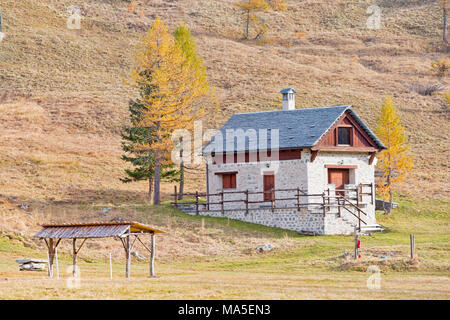 Tipica casa di montagna in Alpe Devero, Alpe Veglia e Alpe Devero parco naturale, Baceno, Verbano Cusio Ossola provincia, Piemonte, Italia Foto Stock