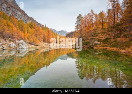 Il piccolo lago vicino a Crampiolo noto come il Lago delle Streghe, Alpe Veglia e Alpe Devero parco naturale, Baceno, Verbano Cusio Ossola provincia, Piemonte, Italia Foto Stock